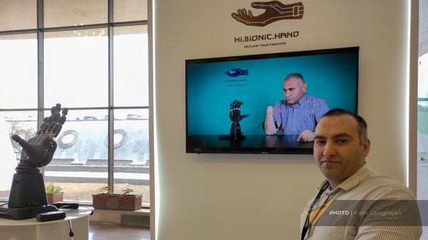 Участник проекта Hi Bionic Hand Самвел Паронян на выставке DigiTec (10 марта 2023). Еревaн - Sputnik Армения