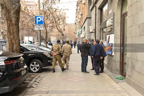Акция протеста жильцов бывшего здания минобороны у КГД (13 марта 2023). Еревaн - Sputnik Армения
