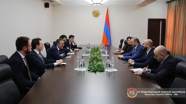 Секретарь Совета безопасности Армен Григорян принял председателя-учредителя международной политической консалтинговой организации Расмуссен Глобал и бывшего генерального секретаря НАТО Андерса Фог Расмуссена (13 марта 2023). Еревaн - Sputnik Армения