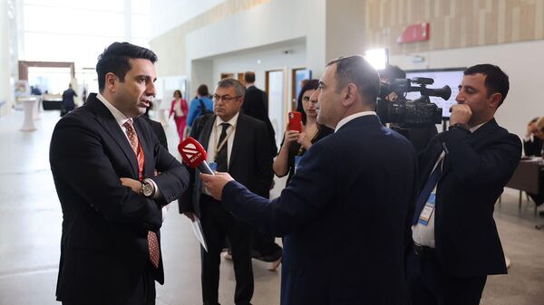 Председатель НС Ален Симонян отвечает на вопросы азербайджанских журналистов (14 марта 2023). Бахрейн - Sputnik Армения