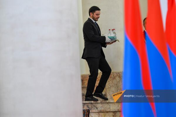 Աշխատակիցները ջուր են բերում վարչապետի համար - Sputnik Արմենիա