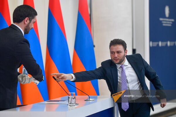 Подготовка помещения к пресс-конференции премьер-министра  - Sputnik Армения