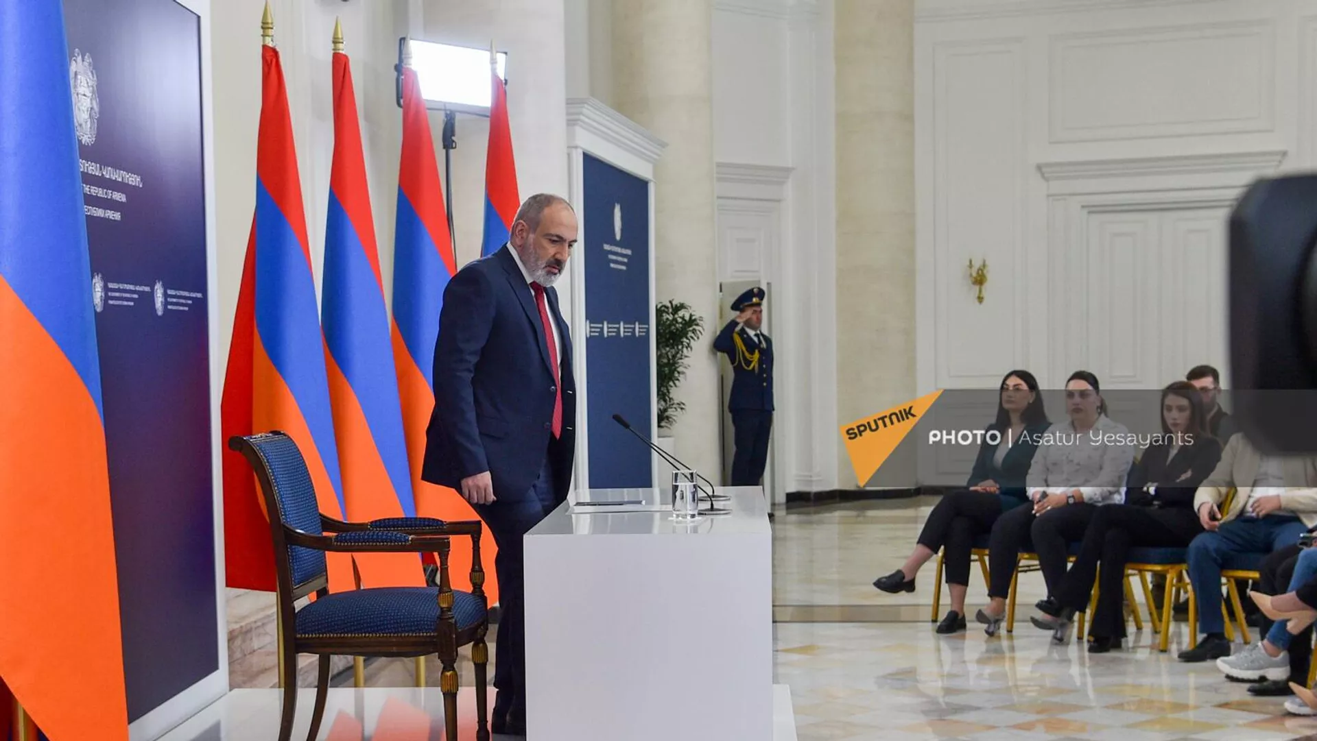 Премьер-министр Никол Пашинян перед началом пресс-конференции (14 марта 2023). Еревaн