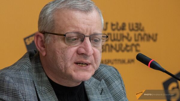 Политолог Сурен Суренянц на пресс-конференции в мультимедийном пресс-центре Sputnik Армения (15 марта 2023). Еревaн - Sputnik Армения