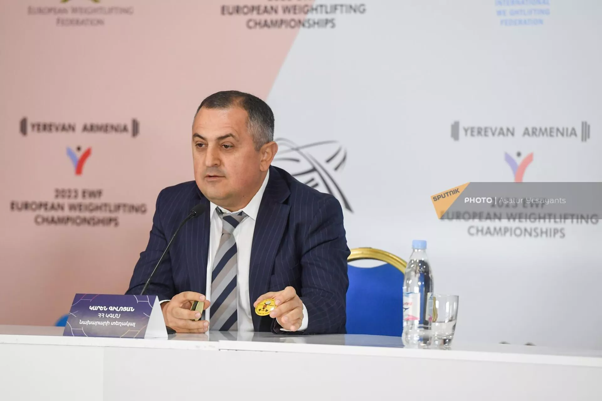 Замминистра ОНКС Карен Гилоян на пресс-конференции, посвященной проходящему в Ереване чемпионату Европы по тяжелой атлетике среди взрослых (16 марта 2023). Ереван - Sputnik Армения, 1920, 16.03.2023
