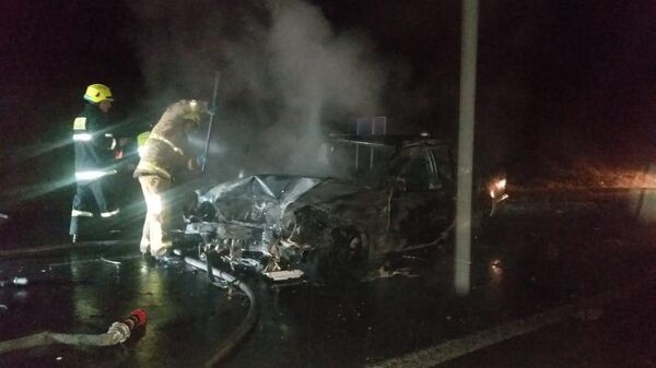 Спасатели тушат загоревшийся автомобиль на трассе Дилижан - Иджеван (17 марта 2023). Тавуш - Sputnik Армения