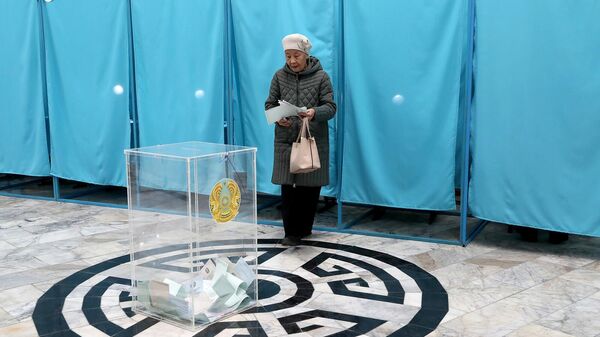 Женщина на избирательном участке на внеочередных парламентских выборах в Казахстане (19 марта 2023). Алма-Аты - Sputnik Армения