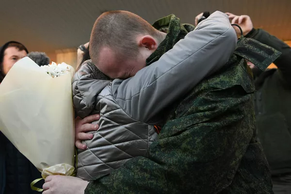 Военнослужащий, освобожденный из украинского плена, во время встречи со своими близкими в Амвросиевке - Sputnik Армения