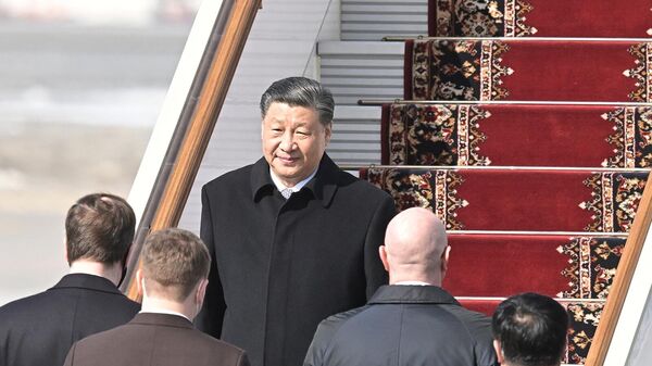 Председатель КНР Си Цзиньпин, прибывший в Москву с государственным визитом, во время церемонии встречи в аэропорту Внуково-2 (20 марта 2023). Москвa - Sputnik Армения