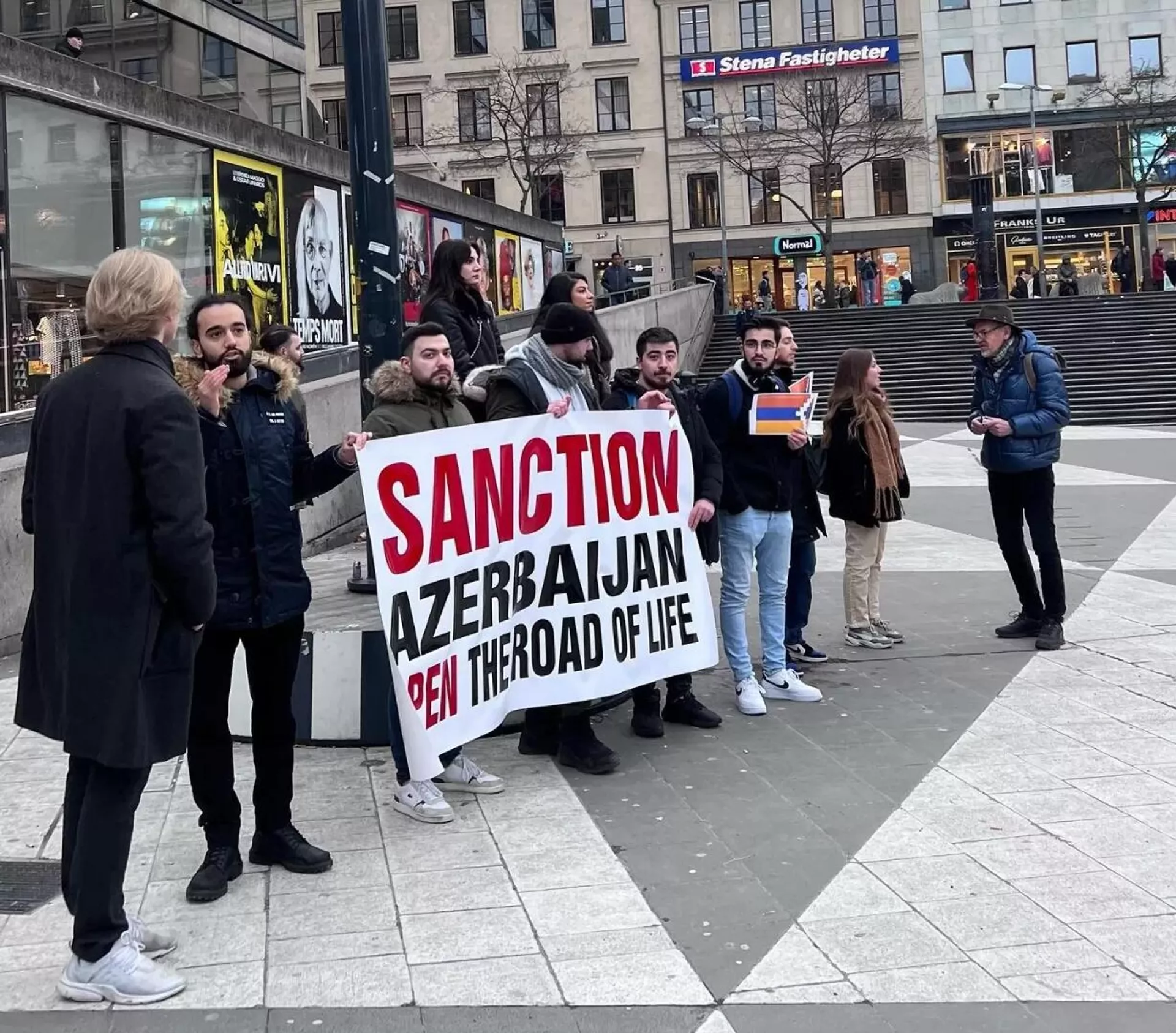 Молодежный союз АРФД Швеции провел акцию протеста в связи со 100-дневной блокадой Арцаха (21 марта 2023). Стокгольм Молодежный союз АРФД Швеции провел акцию протеста в связи со 100-дневной блокадой Арцаха (21 марта 2023). Стокгольм - Sputnik Армения, 1920, 22.03.2023