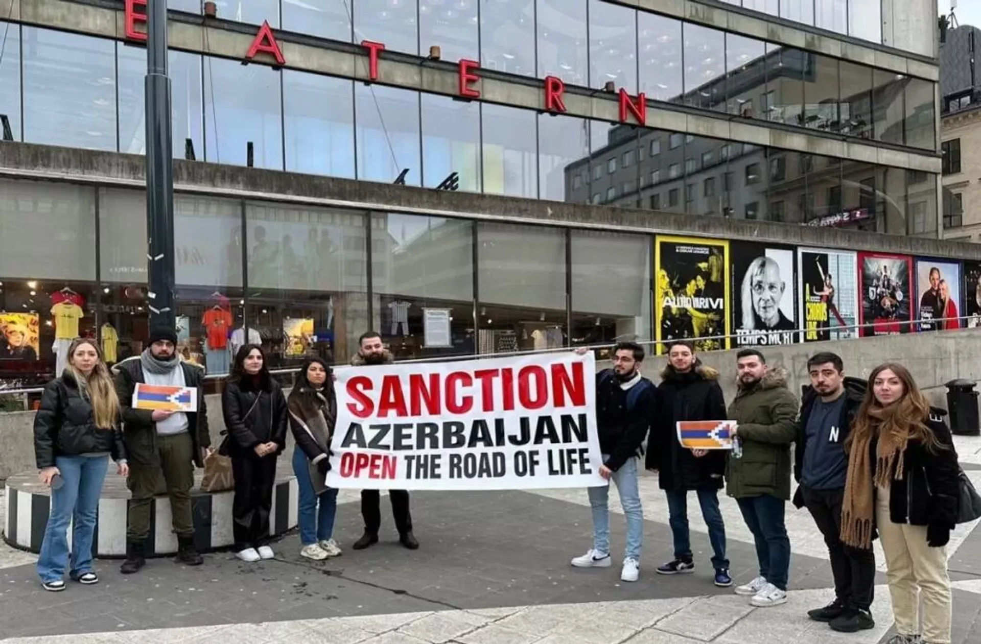 Молодежный союз АРФД Швеции провел акцию протеста в связи со 100-дневной блокадой Арцаха (21 марта 2023). Стокгольм Молодежный союз АРФД Швеции провел акцию протеста в связи со 100-дневной блокадой Арцаха (21 марта 2023). Стокгольм - Sputnik Армения, 1920, 22.03.2023