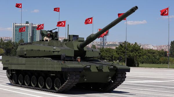 Первый турецкий военный танк Altay во время военного парада (30 августа 2015). Анкара - Sputnik Армения