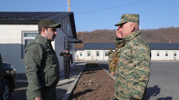 Министр обороны Сурен Папикян в одной из воинских частей республики - Sputnik Армения