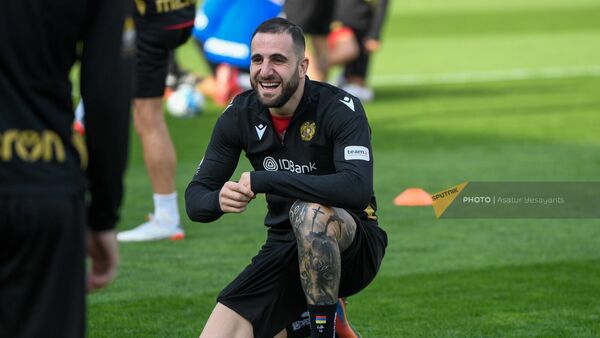 Тигран Барсегян на предматчевой тренировке на Республиканском стадионе (24 марта 2023). Еревaн - Sputnik Армения