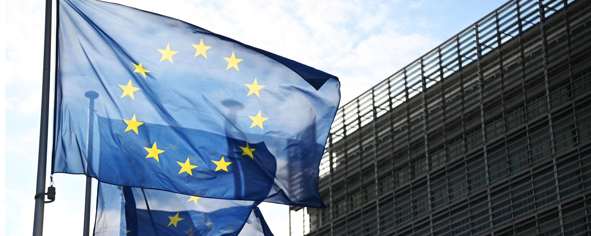 Флаги с символикой Евросоюза у здания Еврокомиссии в Брюсселе. - Sputnik Армения, 1920, 15.06.2023