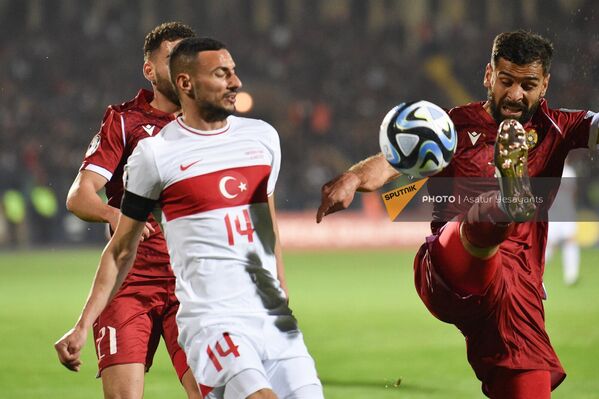 Борьба за мяч игроков Армении и Турции - Sputnik Армения