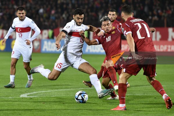 Лукас Зелараян из Армении в борьбе за мяч с Озаном Кабаком из Турции  - Sputnik Армения