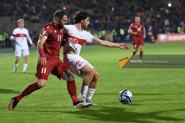Тигран Барсегян из Армении в борьбе за мяч с Ферди Кадиоглу из Турции  - Sputnik Армения