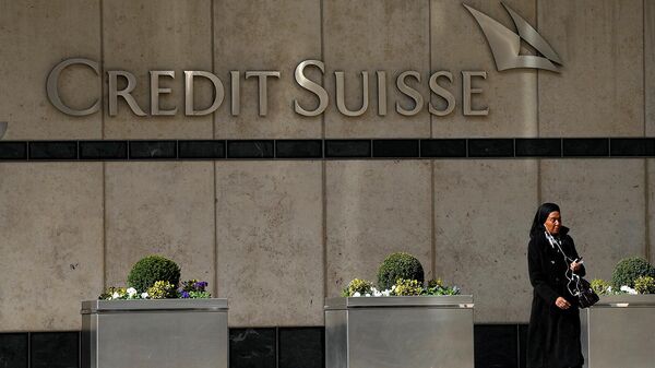 Женщина проходит мимо штаб-квартиры банка Credit Suisse в Лондоне - Sputnik Армения