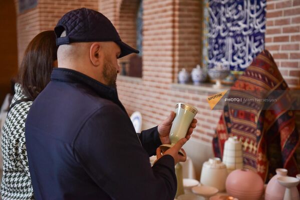 Посетители выставки-продажи в Голубой мечети - Sputnik Армения
