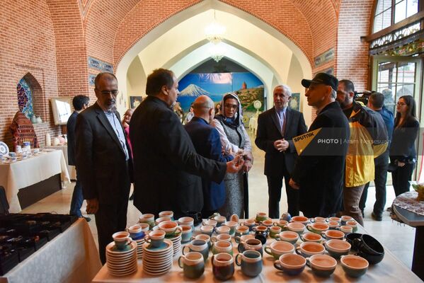 Чрезвычайный и Полномочный посол Исламской Республики Иран Аббас Бадахшан Зохури на выставке-продаже в Голубой мечети - Sputnik Армения
