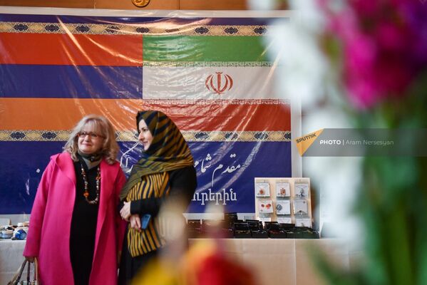 Флаги Армении и Ирана в Голубой мечети Еревана - Sputnik Армения