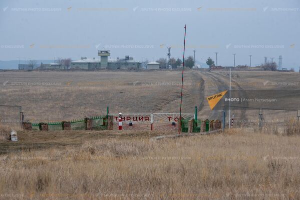 Вид на границу и турецкий КПП вдалеке - Sputnik Армения