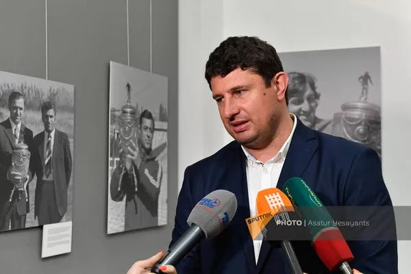 Спортивный директор ереванского Арарата Тигран Карабахцян на фотовыставке к 50-летию Арарата 73 (28 марта 2023). Еревaн Спортивный директор ереванского Арарата Тигран Карабахцян на фотовыставке к 50-летию Арарата 73 (28 марта 2023). Еревaн - Sputnik Армения