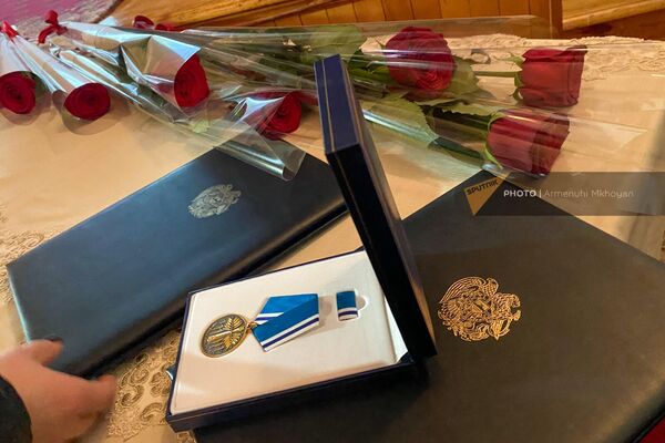 Члены семей военнослужащих, погибших в результате азербайджанской агрессии 13-15 сентября 2022 года получили посмертные награды (29 марта 2023). Гюмри - Sputnik Армения