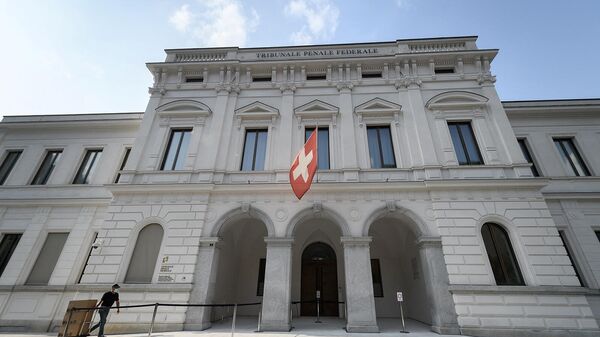Флаг Швейцарии на здании Федерального уголовного суда - Sputnik Армения