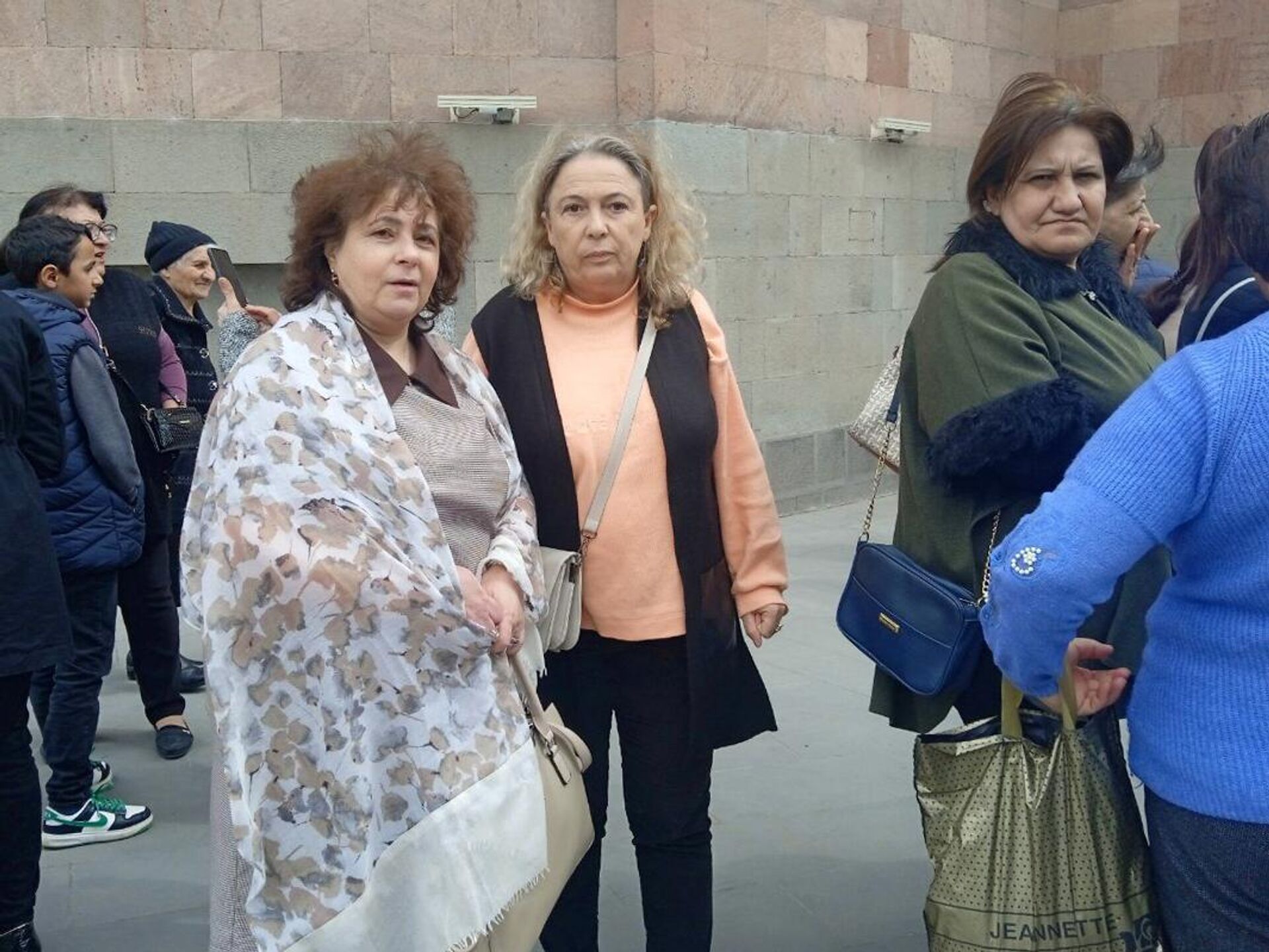 Беженки из Карабаха Рузан Мхитарян (справа) и Анна Асатрян перед Домом правительства (30 марта 2023). Еревaн - Sputnik Армения, 1920, 30.03.2023