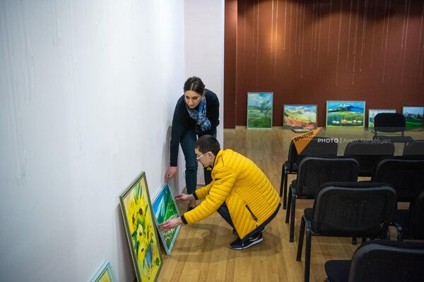 Арменуи Овсепян помогает сыну Эдвину в подготовке к персональной выставке - Sputnik Армения