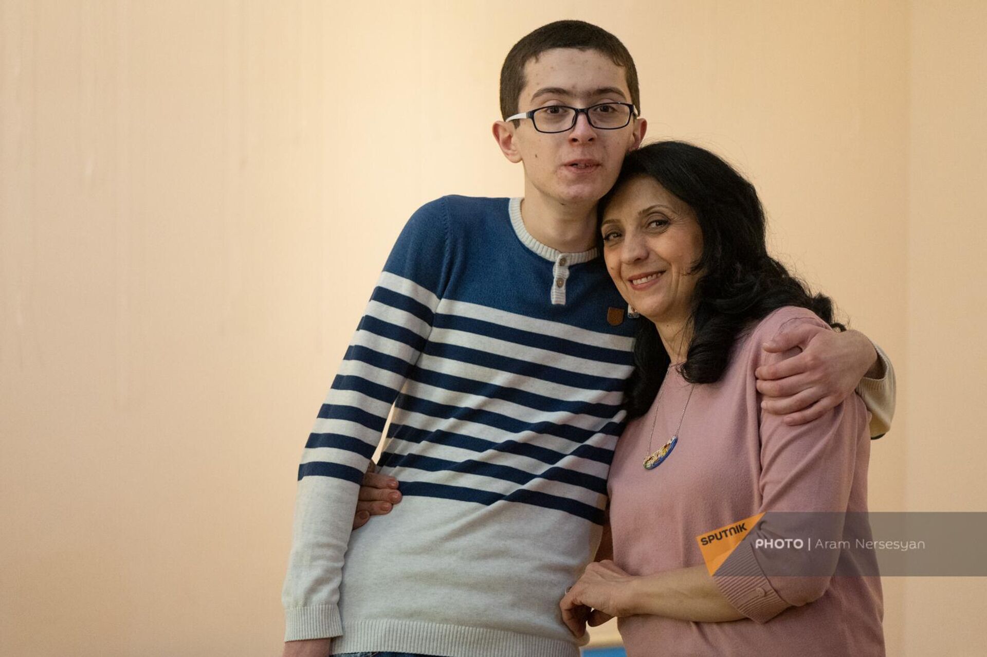 Эдвин Овсепян с матерью Арменуи Овсепян во время подготовки к персональной выставке - Sputnik Армения, 1920, 31.03.2023