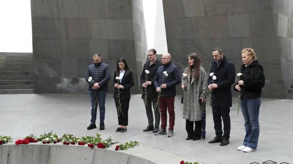 Делегация парламента Швеции, возглавляемая руководителем группы дружбы Швеция-Армения Бьорном Седером, посетила мемориальный комплекс Цицернакаберд (1 апреля 2023). Еревaн - Sputnik Армения