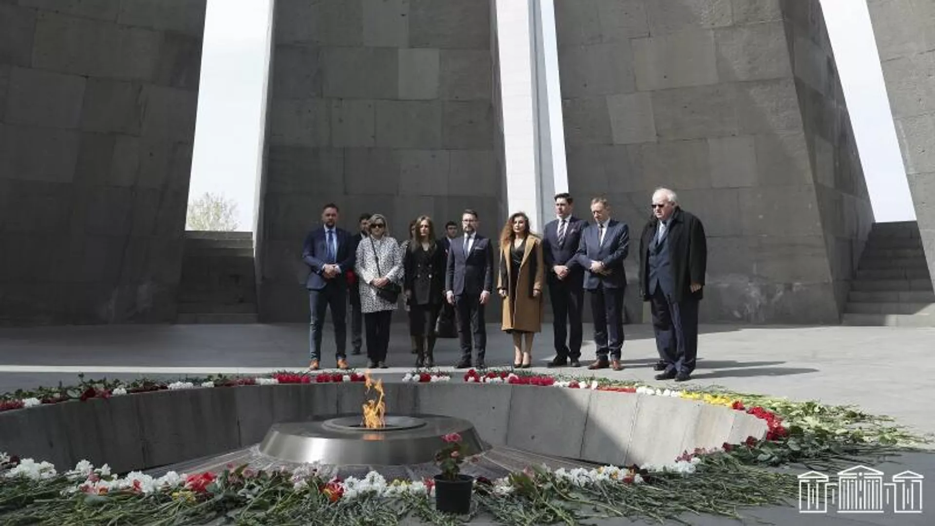 Глава группы дружбы Польша-Армения парламента Польши Радослав Фогель посетил Цицернакаберд (2 апреля 2023). Еревaн Глава группы дружбы Польша-Армения парламента Польши Радослав Фогель посетил Цицернакаберд (2 апреля 2023). Еревaн - Sputnik Армения, 1920, 02.04.2023