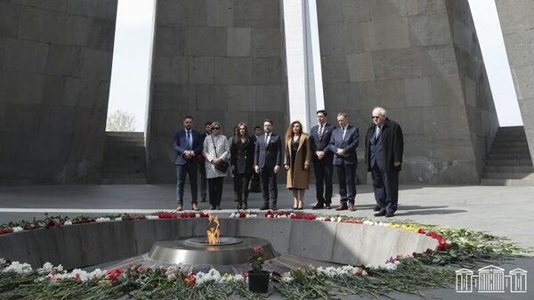 Глава группы дружбы Польша-Армения парламента Польши Радослав Фогель посетил Цицернакаберд (2 апреля 2023). Еревaн - Sputnik Армения