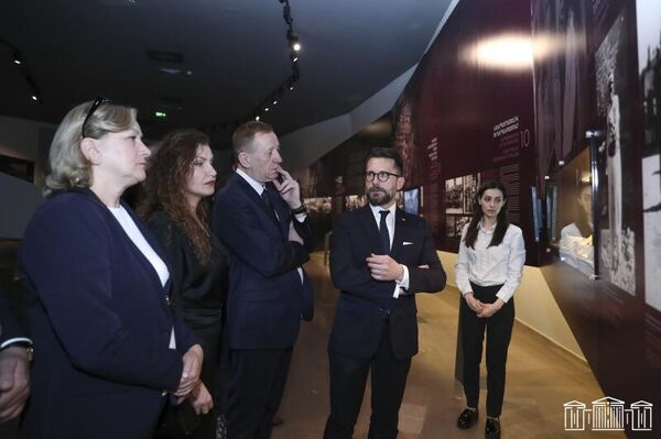 Глава группы дружбы Польша-Армения парламента Польши Радослав Фогель посетил музей Геноцида армян (2 апреля 2023). Еревaн - Sputnik Армения
