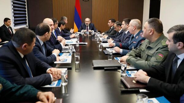 Премьер-министр Никол Пашинян на заседании во время рабочего визита в райцентр Аштарак (3 апреля 2023). Арагацотн - Sputnik Армения