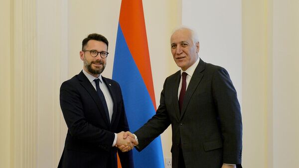Президент Ваагн Хачатурян принял делегацию, возглавляемую председателем группы дружбы Польша-Армения Радославом Фогелем (3 апреля 2023). Еревaн - Sputnik Армения