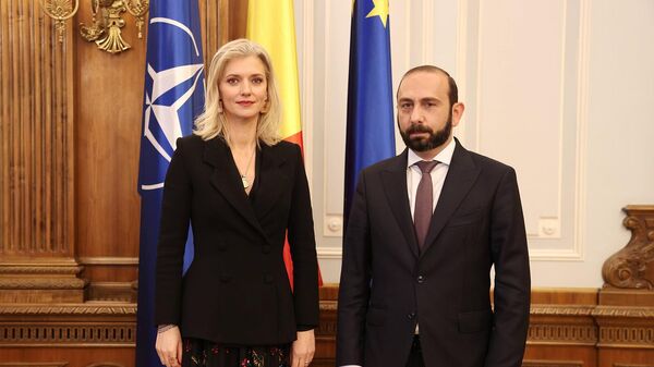 Министр иностранных дел Армении Арарат Мирзоян встретился с действующим председателем Сената Румынии Алиной-Штефанией Горги (3 апреля 2023). Бухарест - Sputnik Армения