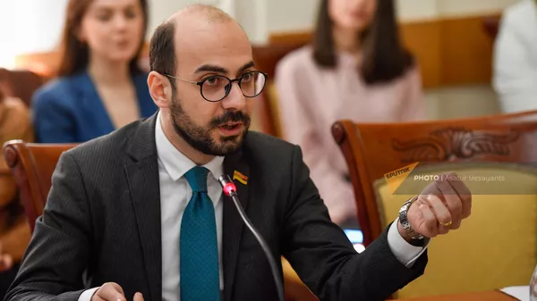 Артур Ованнисян на заседании Постоянной комиссии НС по защите прав человека и общественным вопросам (4 апреля 2022). Еревaн - Sputnik Армения