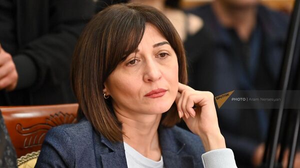 Арпи Давоян на заседании Постоянной комиссии НС по защите прав человека и общественным вопросам (4 апреля 2022). Еревaн - Sputnik Армения