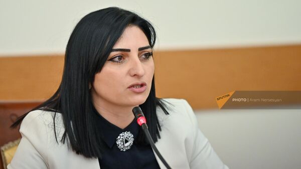 Тагуи Товмасян на заседании Постоянной комиссии НС по защите прав человека и общественным вопросам (4 апреля 2022). Еревaн - Sputnik Армения