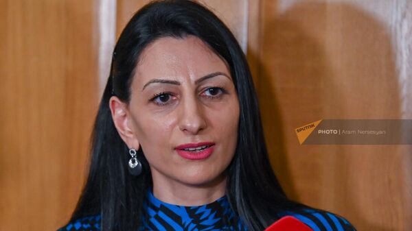 Анаит Манасян отвечает на вопросы журналистов во время перерыва заседания Постоянной комиссии НС по защите прав человека и общественным вопросам (4 апреля 2022). Еревaн - Sputnik Армения