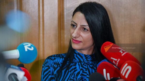 Анаит Манасян отвечает на вопросы журналистов во время перерыва заседания Постоянной комиссии НС по защите прав человека и общественным вопросам (4 апреля 2022). Еревaн - Sputnik Армения