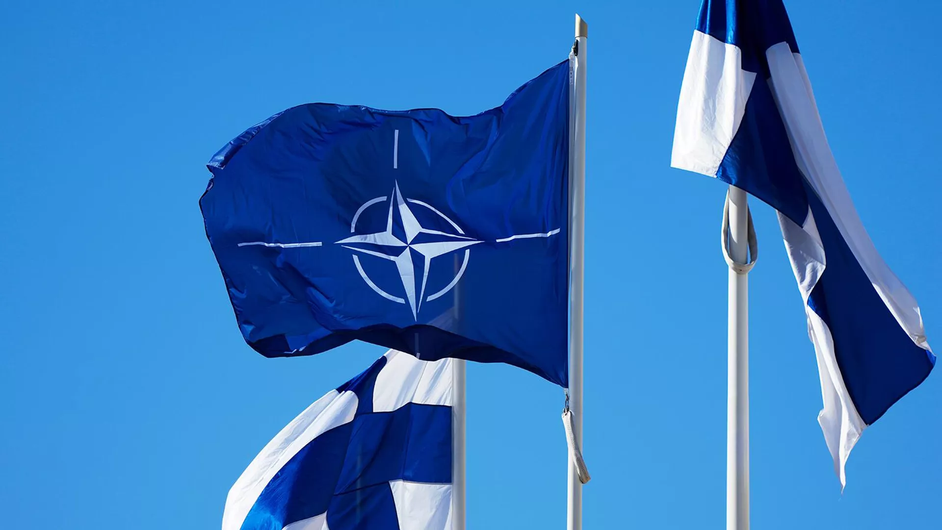 Флаги НАТО и Финляндии развеваются над зданием Министерства внутренних дел в Хельсинки (4 апреля 2023). Финляндия - Sputnik Армения, 1920, 07.05.2023