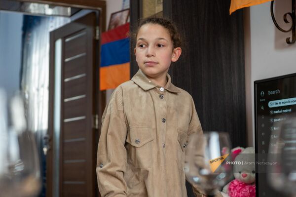 Дочь погибшего в 44-дневной войне Карена Асатряна, Мария, страдающая аутизмом - Sputnik Армения