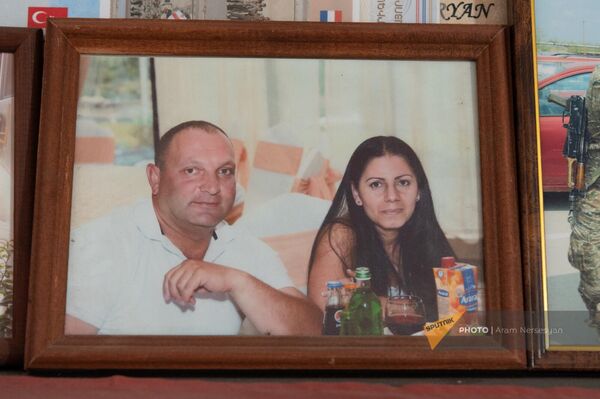 Фотография погибшего в 44-дневной войне Карена Асатряна и его жены Нарине - Sputnik Армения
