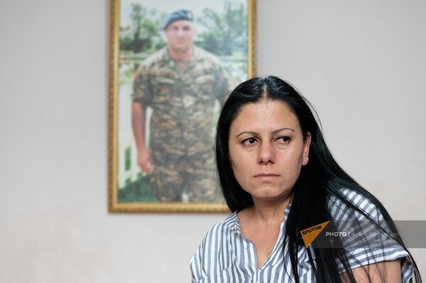 Жена погибшего в 44-дневной войне Карена Асатряна, Нарине Асатрян - Sputnik Армения