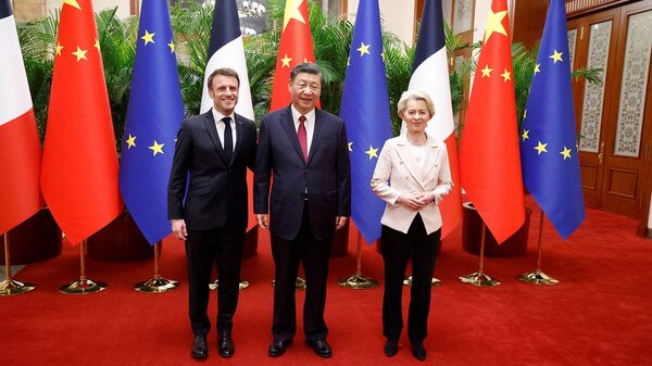Встреча председателя Китая Си Цзиньпина, президента Франции Эммануэля Макрона и председателя Европейской комиссии Урсулы фон де Ляйен (6 апреля 2023). Пекин - Sputnik Армения